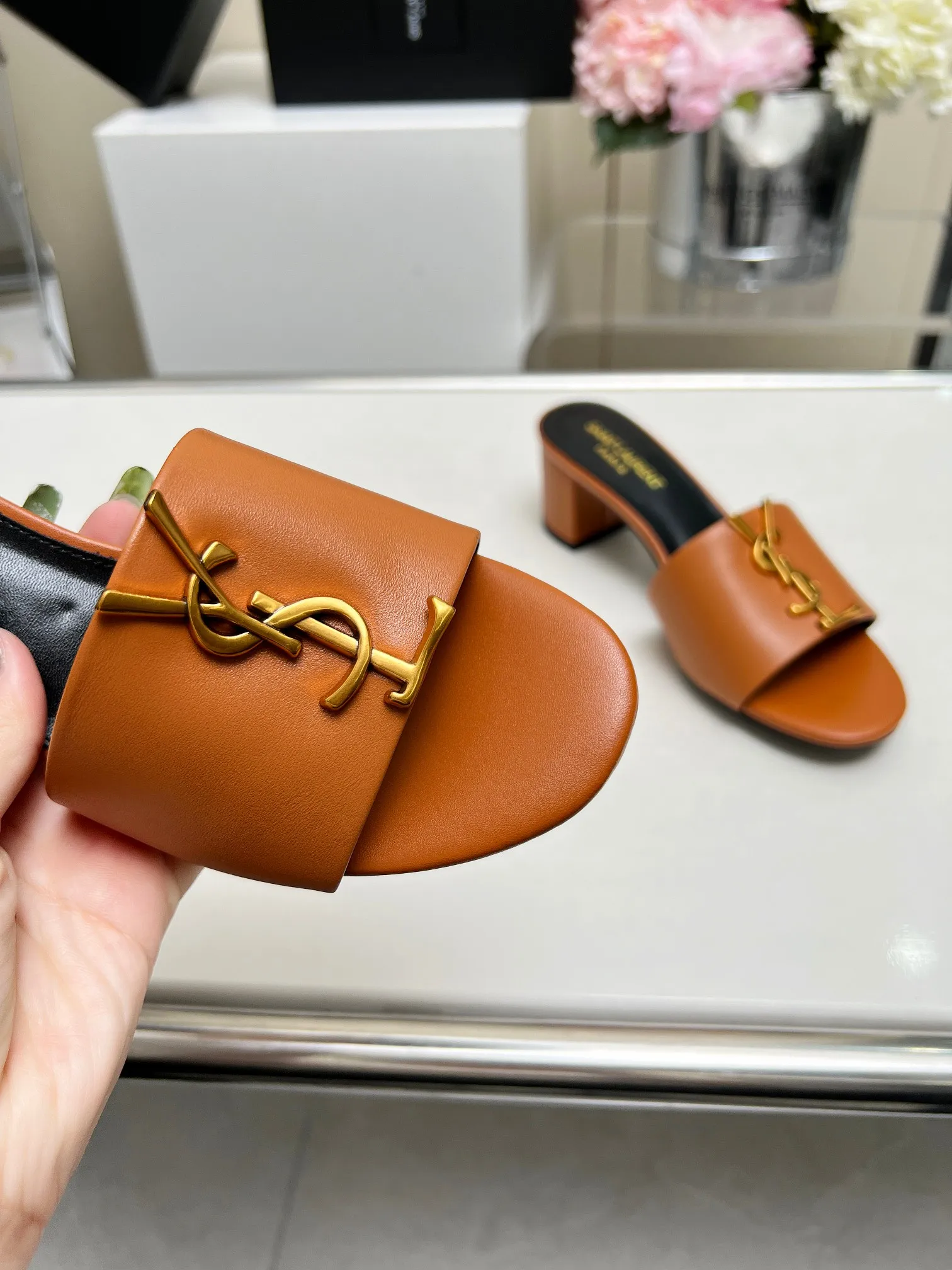👟👟Ex-factory price 340👟👟 Genuine leather sole +30 Heel height: 5cm Fabric: Cow leather Pads: Sheep leather Size: 35-43 (42, 43 custom-made, non-returnable) [Saint Laurent] Saint Laurent 2024 counter synchronized new model, YSL-logo letter buckle decoration, high-quality and glamorous masterpiece, both temperament and fashion Classic and attractive design style, especially beautiful on the feet